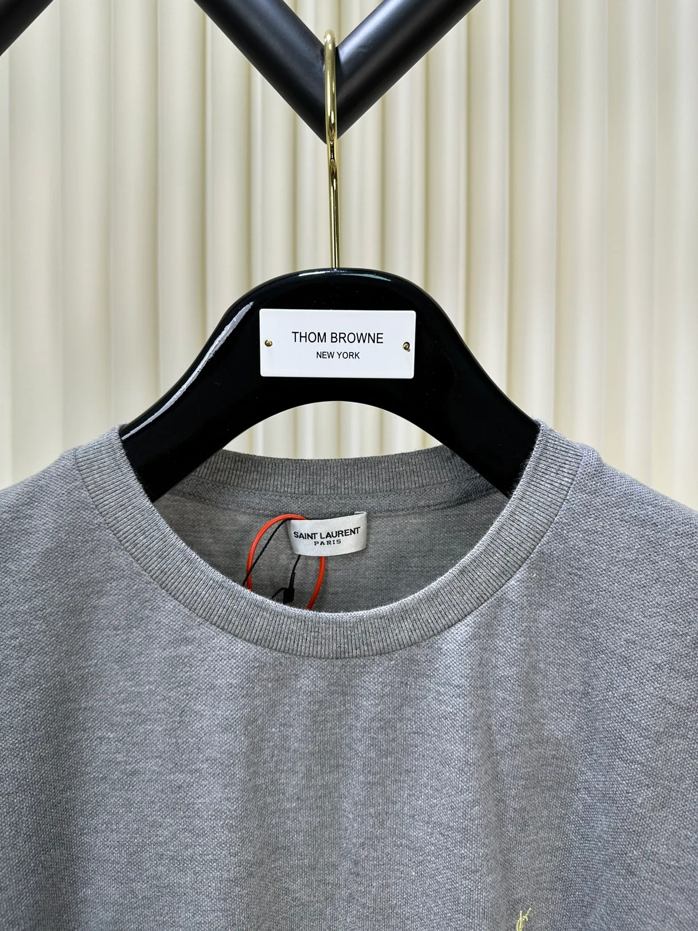 P230 SaintLaurent Yves Saint Laurent logo embroidered short sleeves (authentic version - physical counter - top luxury quality) 🆚Instant sale of all versions on the market. Customized floral gray double beads pure and elegant cotton, the iconic YSL contrasting color embroidery logo embellishes the front, with gray as the base, and the yellow YSL logo jumps up. Simple yet stylish.  Adopt imported machine embroidery technology, use advanced computer control system and precision mechanical components to realize YSL logo embroidery operation. Size: s m l xl